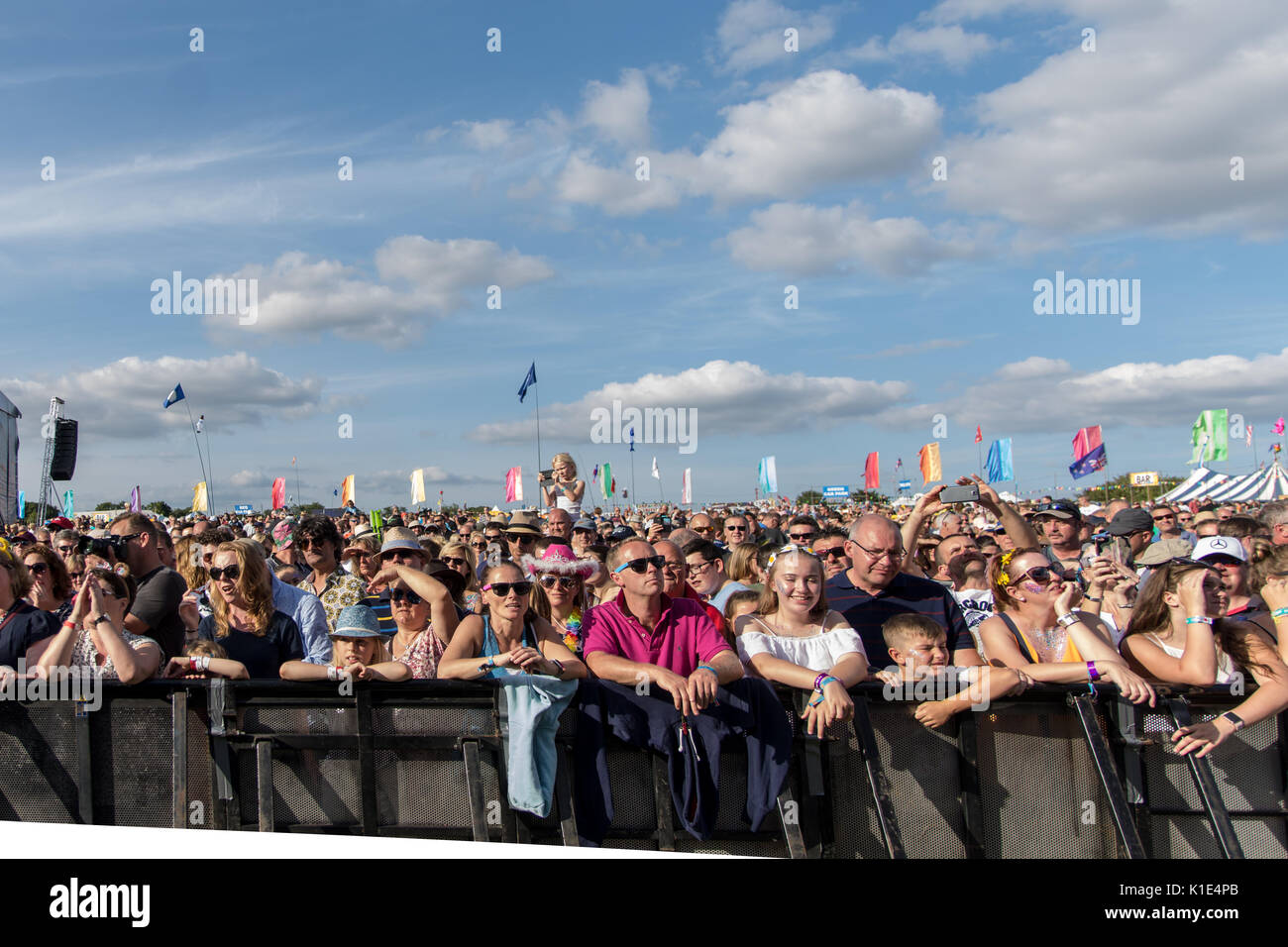 Foule à Carfest Sud Overton, Hampshire Angleterre 25 août 2017 Carfest Houlbrook Jim Crédit Sud/ Alamy Banque D'Images