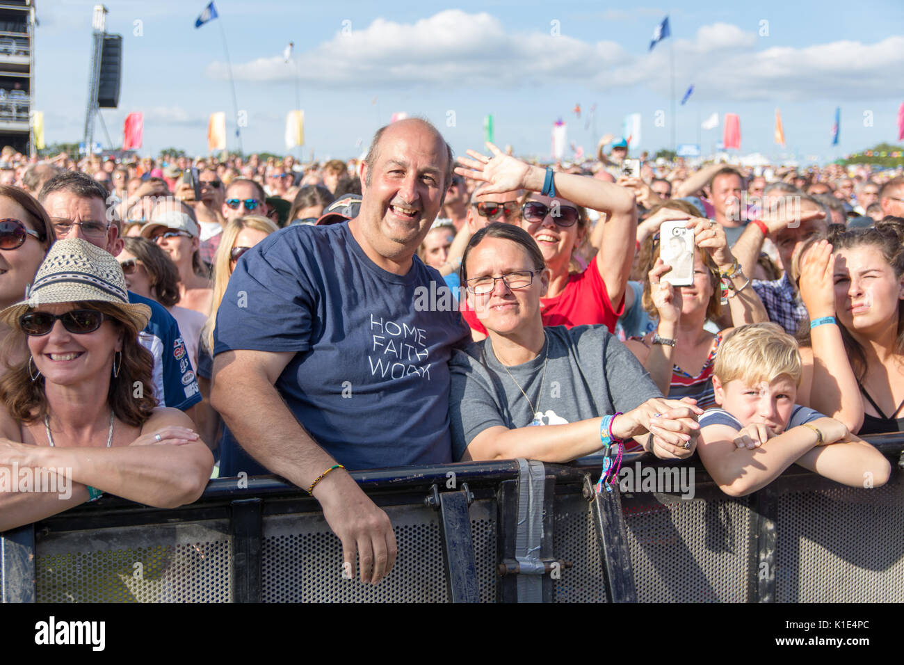 Foule à Carfest Sud Overton, Hampshire Angleterre 25 août 2017 Carfest Houlbrook Jim Crédit Sud/ Alamy Banque D'Images