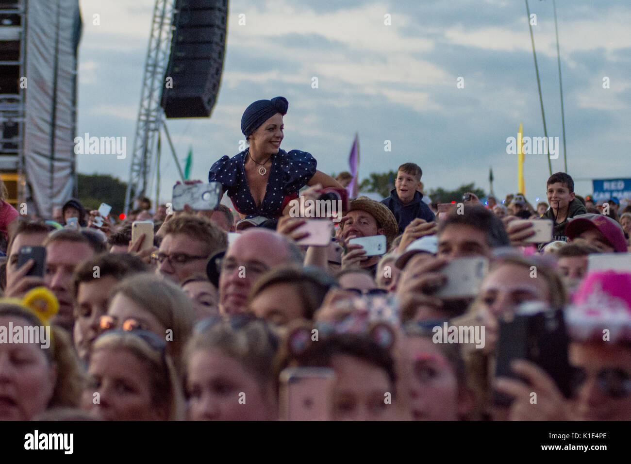Foule à Carfest Sud Overton, Hampshire Angleterre 25 août 2017 Carfest Houlbrook Jim Crédit Sud/ Alamy Banque D'Images