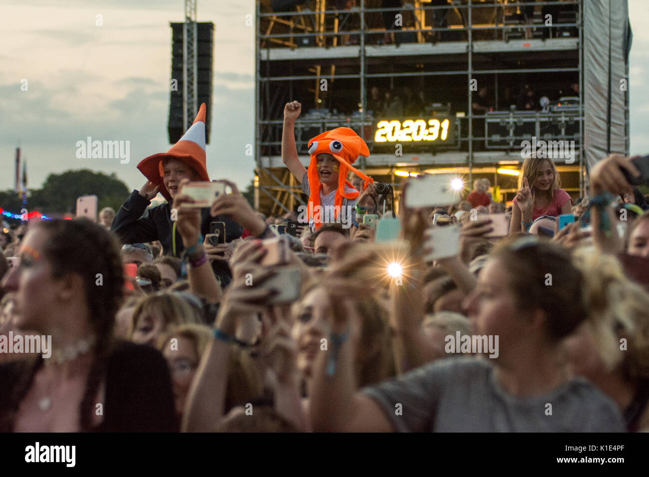 Foule à Carfest Sud Overton, Hampshire Angleterre 25 août 2017 Carfest Houlbrook Jim Crédit Sud/ Alamy Banque D'Images
