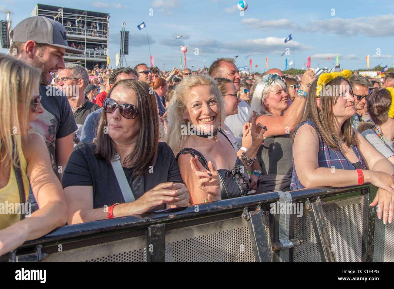 Foule à Carfest Sud Overton, Hampshire Angleterre 25 août 2017 Carfest Houlbrook Jim Crédit Sud/ Alamy Banque D'Images