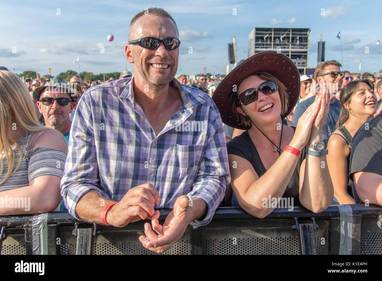 Foule à Carfest Sud Overton, Hampshire Angleterre 25 août 2017 Carfest Houlbrook Jim Crédit Sud/ Alamy Banque D'Images