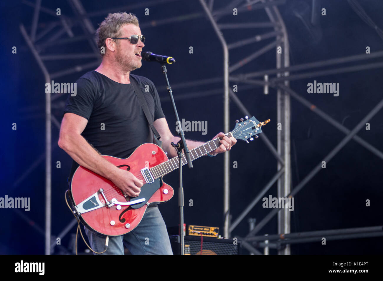 Jouer Dodgy Carfest Sud Overton, Hampshire Angleterre 25 août 3017 Carfest Houlbrook Jim Crédit Sud/ Alamy Banque D'Images