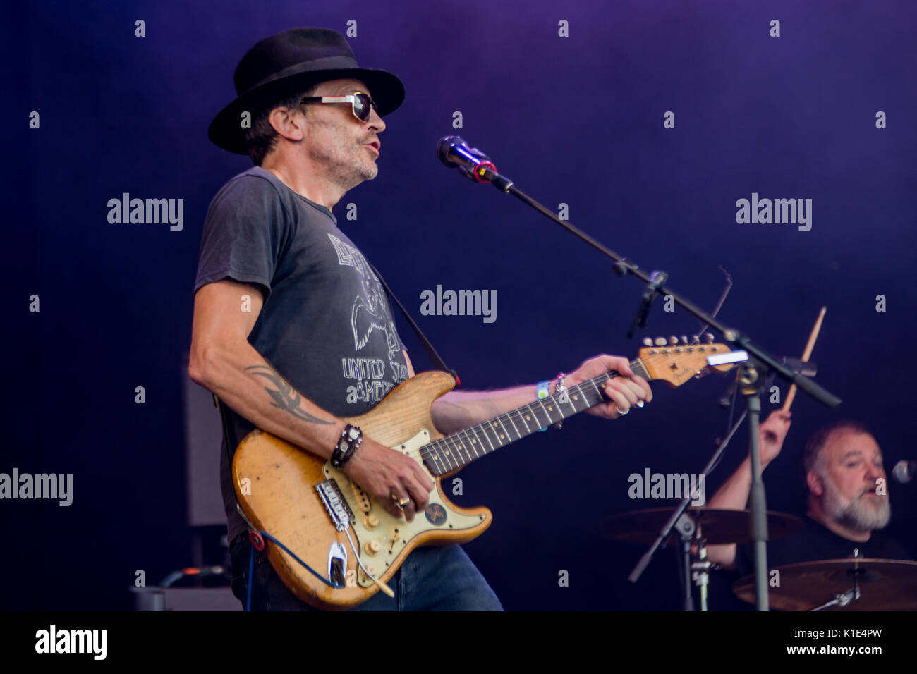 Jouer Dodgy Carfest Sud Overton, Hampshire Angleterre 25 août 3017 Carfest Houlbrook Jim Crédit Sud/ Alamy Banque D'Images