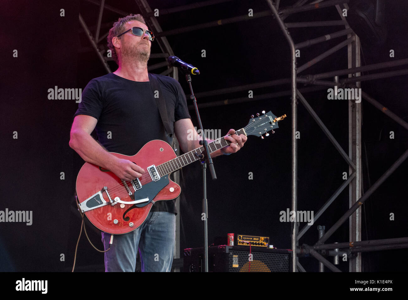 Jouer Dodgy Carfest Sud Overton, Hampshire Angleterre 25 août 3017 Carfest Houlbrook Jim Crédit Sud/ Alamy Banque D'Images