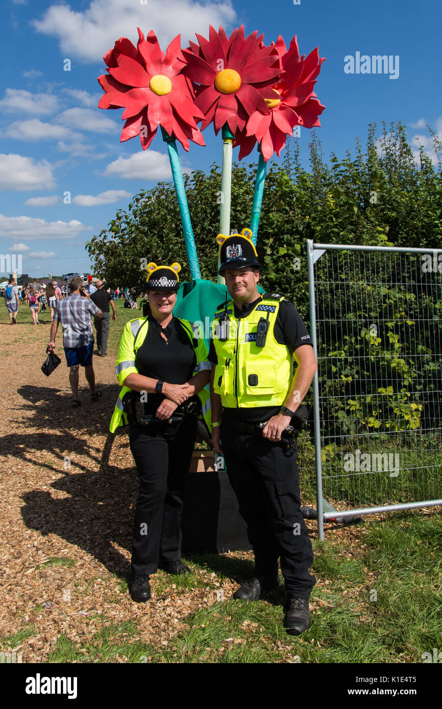 Les agents de police d'entrer dans l'esprit du festival à Carfest Sud Overton, Hampshire Angleterre 25 août 2017 Carfest Houlbrook Jim Crédit Sud/ Alamy Banque D'Images