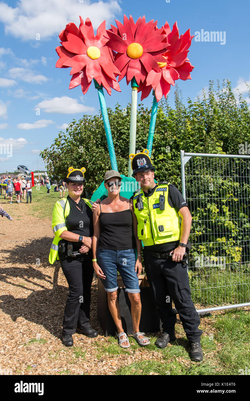 Les agents de police d'entrer dans l'esprit du festival à Carfest Sud Overton, Hampshire Angleterre 25 août 2017 Carfest Houlbrook Jim Crédit Sud/ Alamy Banque D'Images