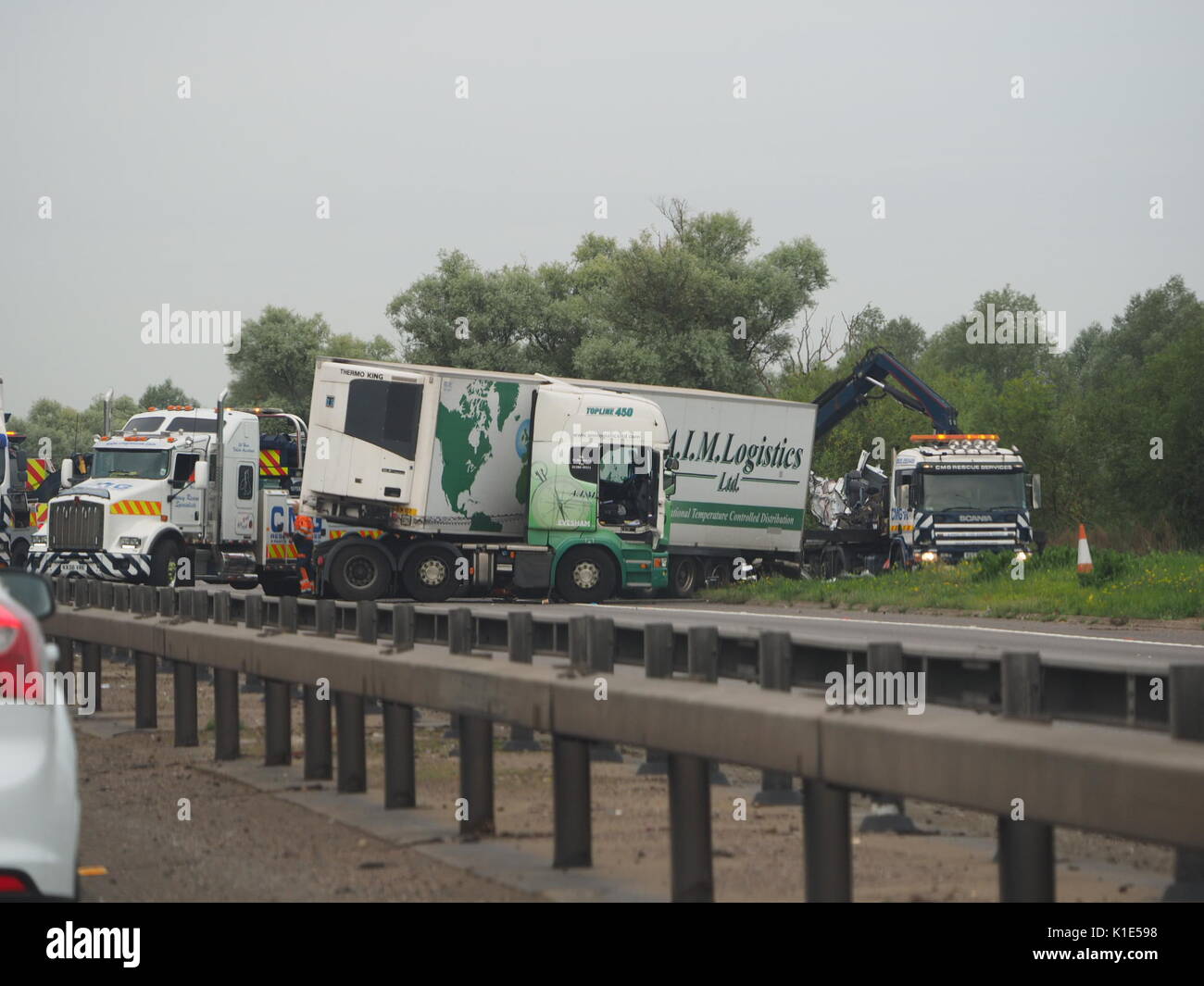 Newport Pagnell, dans le Buckinghamshire, Royaume-Uni. Août 26, 2017. Plusieurs personnes sont mortes après qu'un minibus et deux camions ont été impliqués dans un accident d'autoroute. L'accident s'est produit sur la M1 en direction sud, entre les échangeurs 14 et 15. Les photos ont été prises du côté passager d'une voiture allant vers le nord. Credit : James Bell/Alamy Live News Banque D'Images