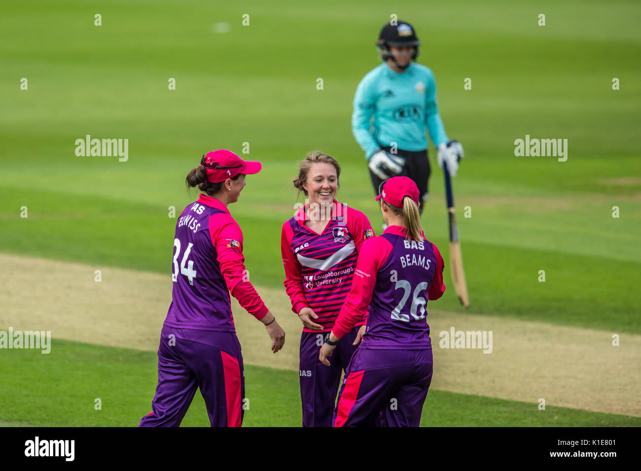 Londres, Royaume-Uni. 26 août 2017. Rebecca Grundy (centre) célèbre en tenant le wicket dernier bowling pour contre la foudre Loughborough Surrey Stars dans le Kia Super League T20 match de cricket le Kia Oval. David Rowe/Alamy Live News Banque D'Images