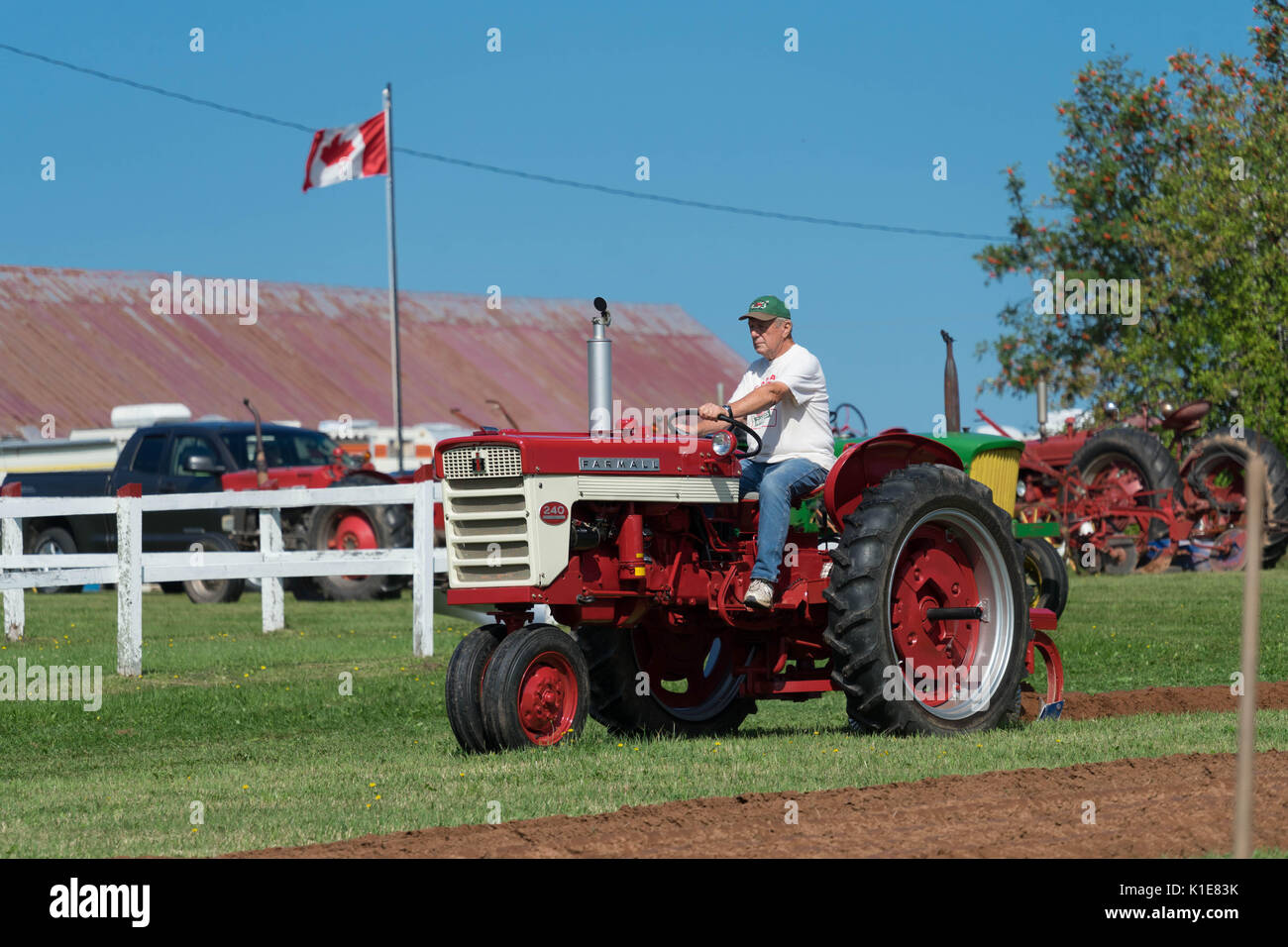 DUNDAS, PRINCE EDWARD ISLAND, CANADA - Le 25 août : les tracteurs concurrents charrue avec amtique au PEI de labour et de la foire agricole le 25 août 201 Banque D'Images