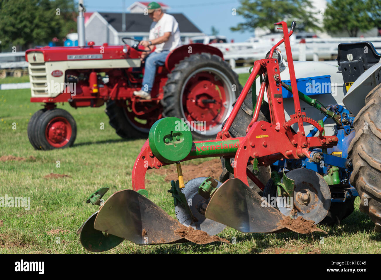 DUNDAS, PRINCE EDWARD ISLAND, CANADA - Le 25 août : les tracteurs concurrents charrue avec amtique au PEI de labour et de la foire agricole le 25 août 201 Banque D'Images