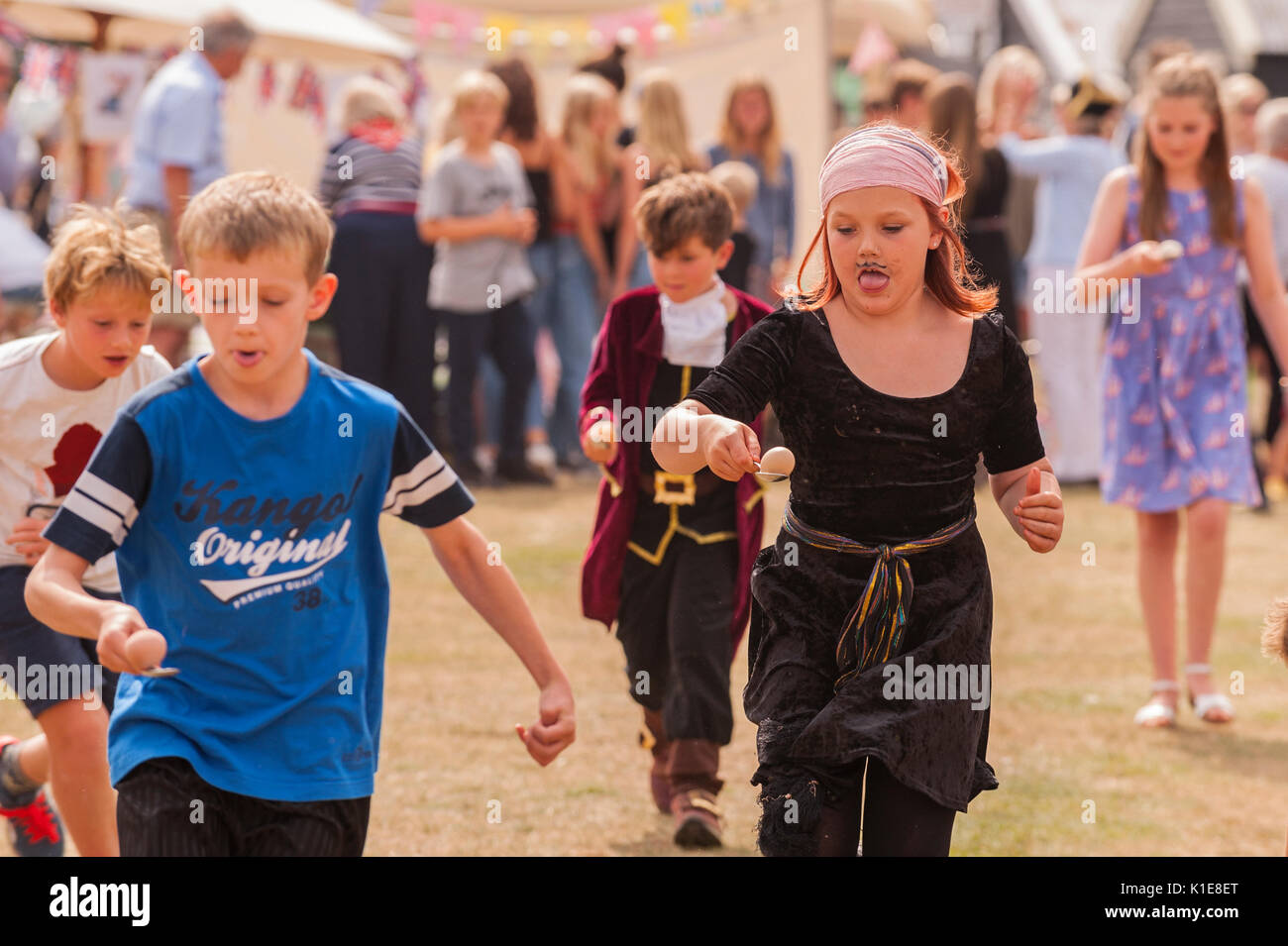 Walberswick, Suffolk, Angleterre, Royaume-Uni. 26 août 2017. Les enfants dans l'oeuf et la cuillère course à Walberswick fête du village. Tim Oram/Alamy Live News Banque D'Images