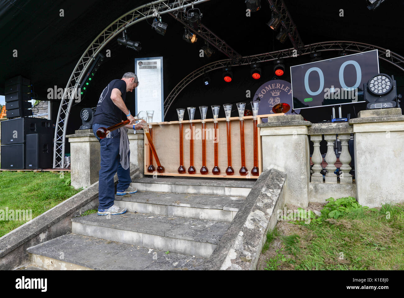 Préparation des cours d'eau pour un concours de boissons Banque D'Images