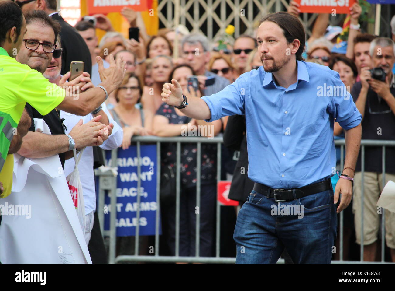 Barcelone, Espagne. 26 août, 2017. Leader du mouvement Podemos Pablo Iglesias participant à la protestation massive 'Je n'ai pas peur" contre le terrorisme et l'islamophobie après l'attaque sur la Rambla. La tête de la manifestation a été organisée par les fonctionnaires comme les pompiers, la police, les services médicaux d'urgence. Parmi les plus de 500 000 participants il y a eu une grande représentation des autorités espagnoles et tous les partis politiques. Dino/Geromella Crédit : Alamy Live News Banque D'Images