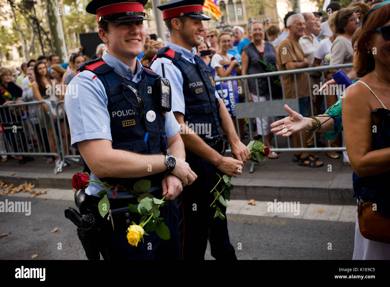 Barcelone, Espagne. Août 26, 2017. Les agents de police catalane à Barcelone recevoir roses et bonjour au cours d'une marche contre les attaques terroristes. Un demi-million de personnes ont manifesté dans les rues sous le slogan que nous n'avons pas peur après qu'une attaque terroriste dans la région de Las Ramblas de Barcelone et dans le village de Cambrils a tué 15 personnes la semaine dernière Crédit : Jordi Boixareu/Alamy Live News Banque D'Images
