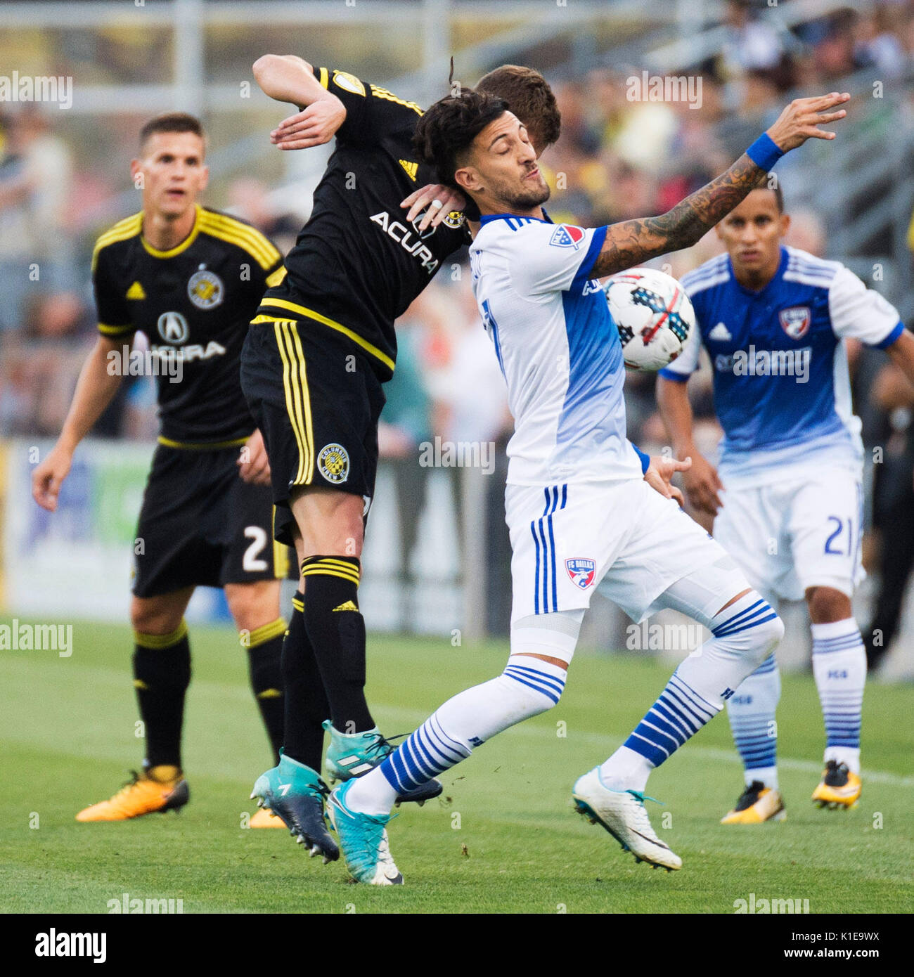 Columbus, États-Unis d'Amérique 26 Aug, 2017. 26 août 2017 : FC Dallas defender Hernan Grana (2) se bat pour le milieu de terrain allagainst Columbus Crew Wil Trapp (20) dans leur match au stade de Mapfre. Columbus, Ohio, USA. Credit : Brent Clark/Alamy Live News Banque D'Images Columbus, États-Unis d'Amérique 26 Aug, 2017. 26 août 2017 : FC Dallas defender Hernan Grana (2) se bat pour le milieu de terrain allagainst Columbus Crew Wil Trapp (20) dans leur match au stade de Mapfre. Columbus, Ohio, USA. Credit : Brent Clark/Alamy Live News Banque D'Images