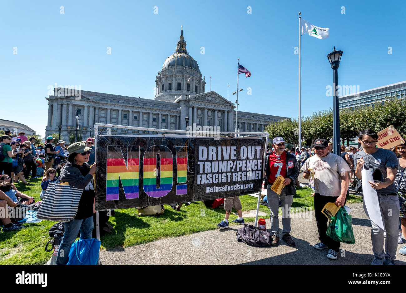 San Francisco, USA. 26 août, 2017, le rally sans haine et de protestation à San Francisco. Le groupe s'est réuni à Harvey Milk Plaza à San Francisco's quartier Castro pour un rassemblement avant de marcher vers le bas de la rue du marché à San Francisco L'Hôtel de Ville. Initialement prévu comme une des manifestations contre une manifestation prévue par le groupe d'extrême droite 'Patriot la prière," le compteur des manifestations à San Francisco a vu encore d'appareils de grande taille dans un spectacle de soutien via le Patriot Prière événement a été annulé le soir avant. Credit : Shelly Rivoli/Alamy Live News Banque D'Images