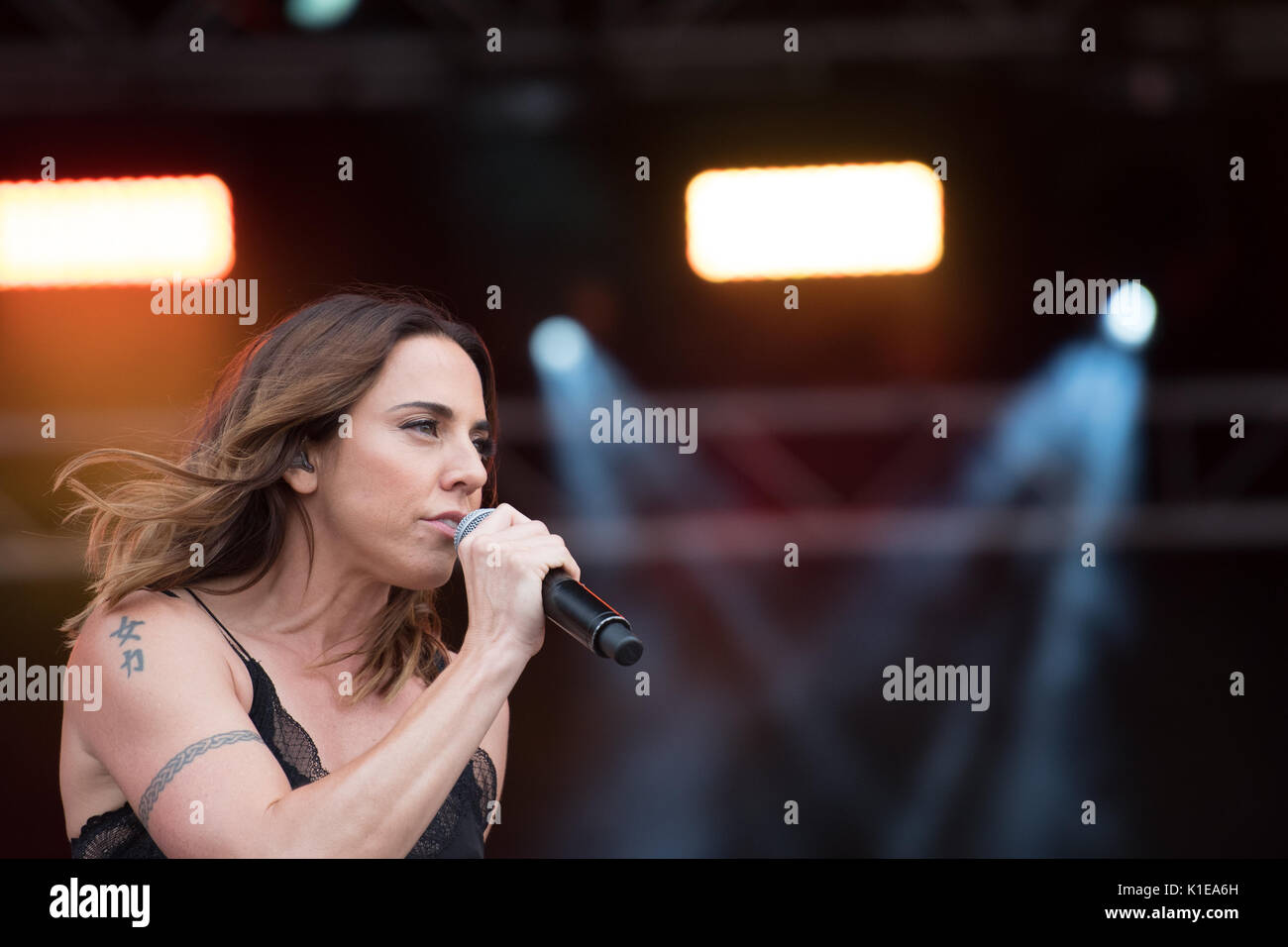 Sud-ouest Carfest Laverstoke Park Farm, Overton, Basingstoke. Samedi le 26 août 2017 Chine Edd conduisant sa voiture canapé. Banque D'Images