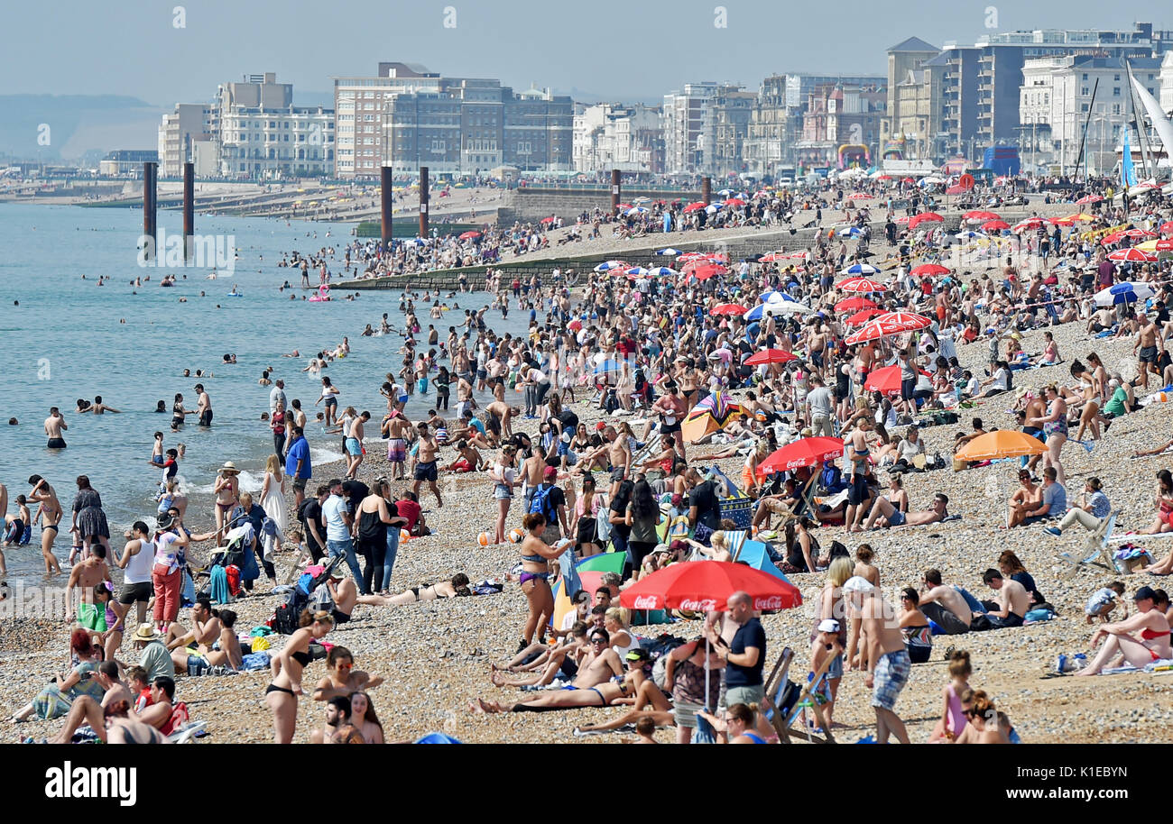 Brighton, UK. Août 27, 2017. La foule profiter du magnifique temps ensoleillé chaud sur la plage de Brighton aujourd'hui que les températures devraient atteindre 28 degrés au cours du week-end de la banque qui est un record pour août Crédit : Simon Dack/Alamy Live News Banque D'Images