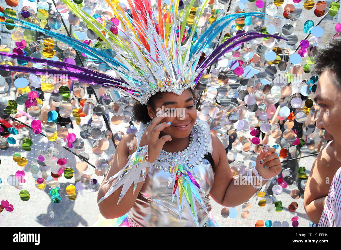 Des milliers de fêtards et spectateurs profiter cette année, le carnaval de Notting Hill avec une procession colorée. Sous l'ombre de Grenfell tour a une minute de silence a été observée. Banque D'Images