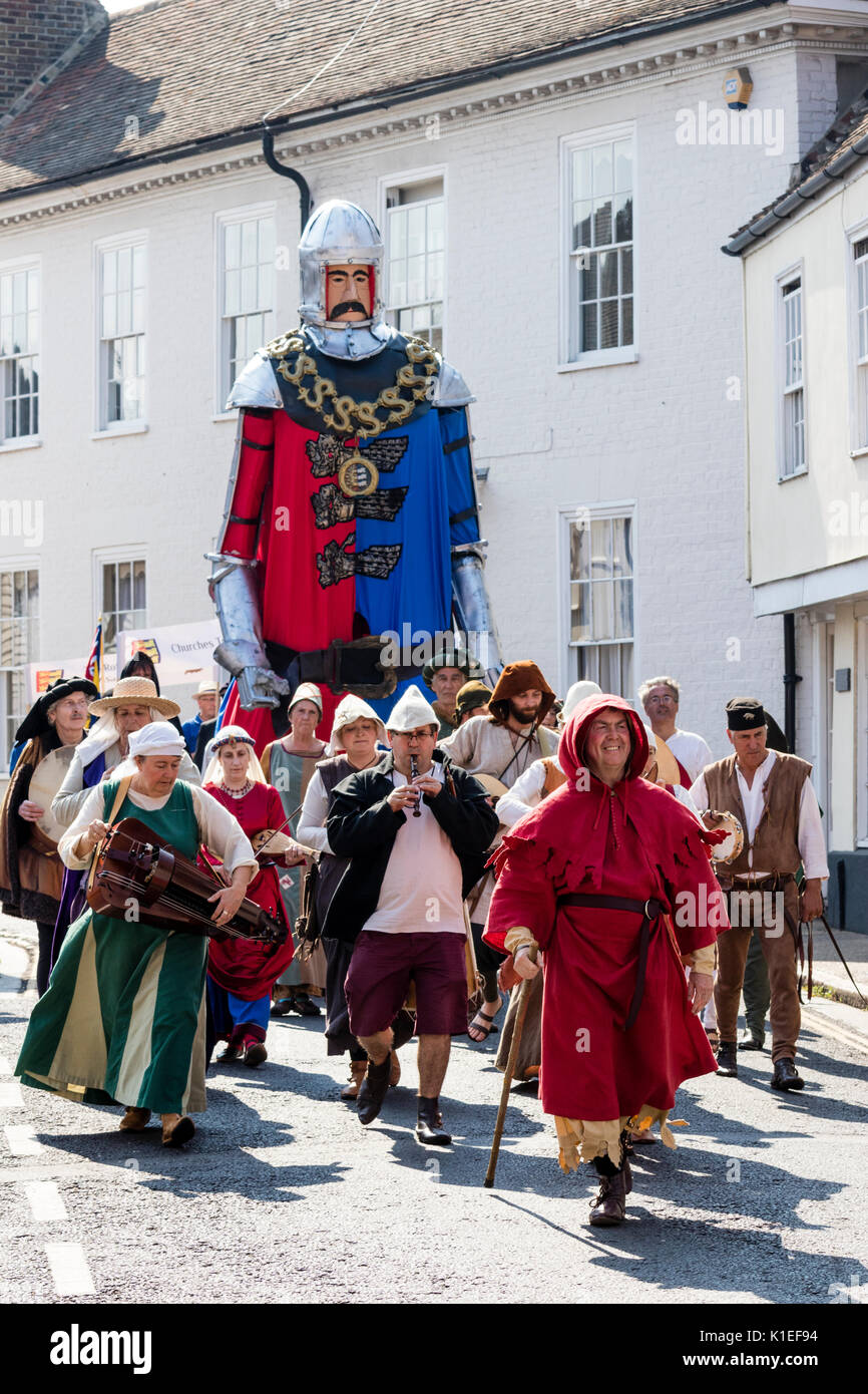 800eme Anniversaire Pour Celebrer La Parade De La Bataille De Sandwich De 1217 Procession D Interpretes Historiques Habilles En Costume Medieval Precher Par L Homme En Habit Rouge Grande Effigie De Knight Adoptee Photo