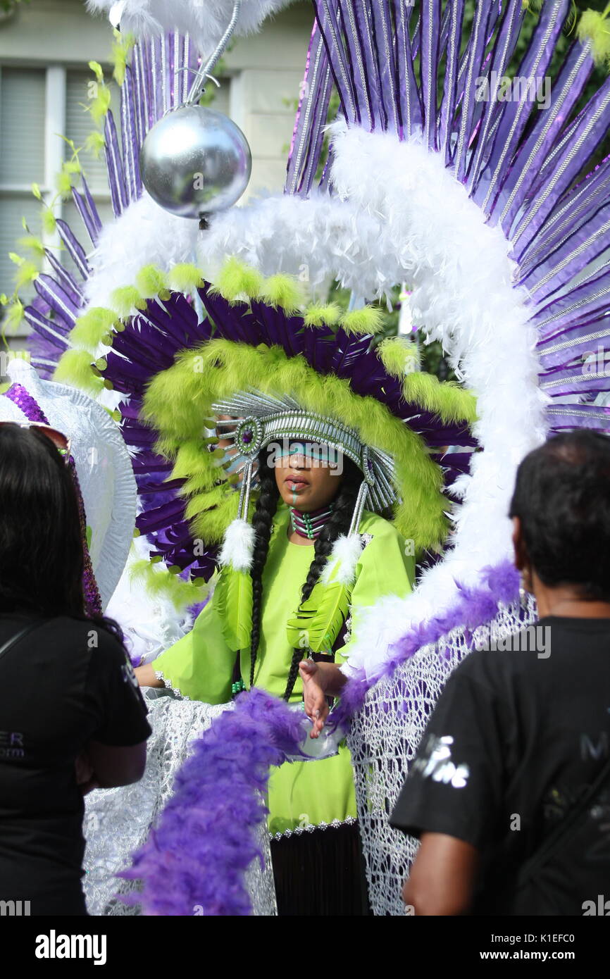 Londres, Royaume-Uni. 27 août 2017. La première journée de la Notting Hill Carnival a lieu, décrit comme la journée des enfants et avec beaucoup de jeunes participants. Roland Ravenhill/Alamy Live News. Banque D'Images