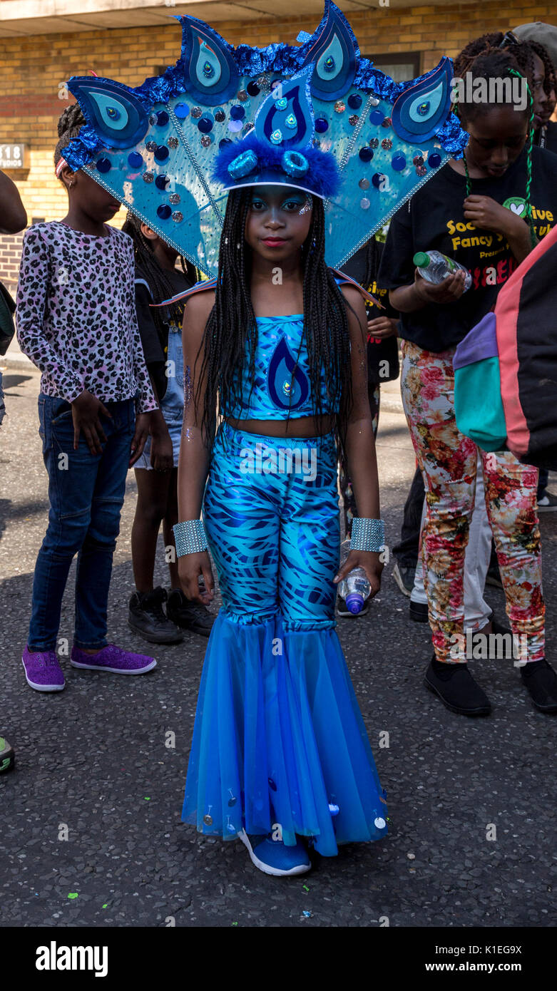 Londres, Royaume-Uni, le 27 août 2017 : premier jour de Notting Hill Carnival a attiré des milliers. Le carnaval comme d'habitude était plein de couleurs, de musique et de danse. Carnaval de cette année a également eu de fortes mesures de sécurité. Credit : Dominika Zarzycka/Alamy Live News Banque D'Images