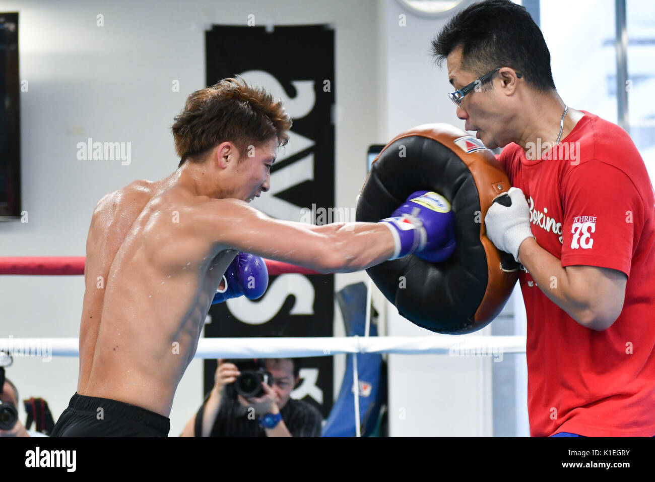 Yokohama, Kanagawa, Japon. Août 17, 2017. (L-R) Naoya Inoue (JPN), Shingo Inoue : Boxe Naoya Inoue du Japon s'entraîne avec son entraîneur et père Shingo Inoue lors d'une séance d'entraînement à Ohashi médias Sport Boxe à Yokohama, Kanagawa, Japon . Credit : Hiroaki Yamaguchi/AFLO/Alamy Live News Banque D'Images