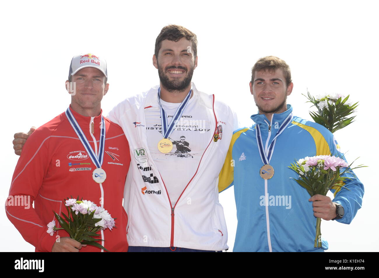 Racice, République tchèque. Août 27, 2017. Josef Dostal (centre) de République tchèque a gagné 2017 Championnats du monde de sprint en canoë-K1 500m hommes course de demi-finale à Racice, République tchèque, le 27 août 2017. Sur la photo de gauche à droite sont deuxième René Holten Poulsen (Danemark), d'abord Josef Dostal (République tchèque) et troisième Oleh Kucharyk (Ukraine). Credit : Katerina Sulova/CTK Photo/Alamy Live News Banque D'Images