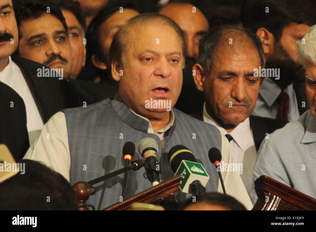 L'ancien Premier Ministre pakistanais Mian Mohammad Nawaz Sharif s'attaquer au cours de la Convention à tous les avocats du Pakistan à l'Awan e-Iqbal à Lahore. (Photo par Rana Sajid Hussain/Pacific Press) Banque D'Images