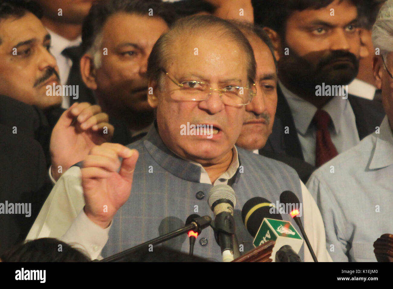 L'ancien Premier Ministre pakistanais Mian Mohammad Nawaz Sharif s'attaquer au cours de la Convention à tous les avocats du Pakistan à l'Awan e-Iqbal à Lahore. (Photo par Rana Sajid Hussain/Pacific Press) Banque D'Images