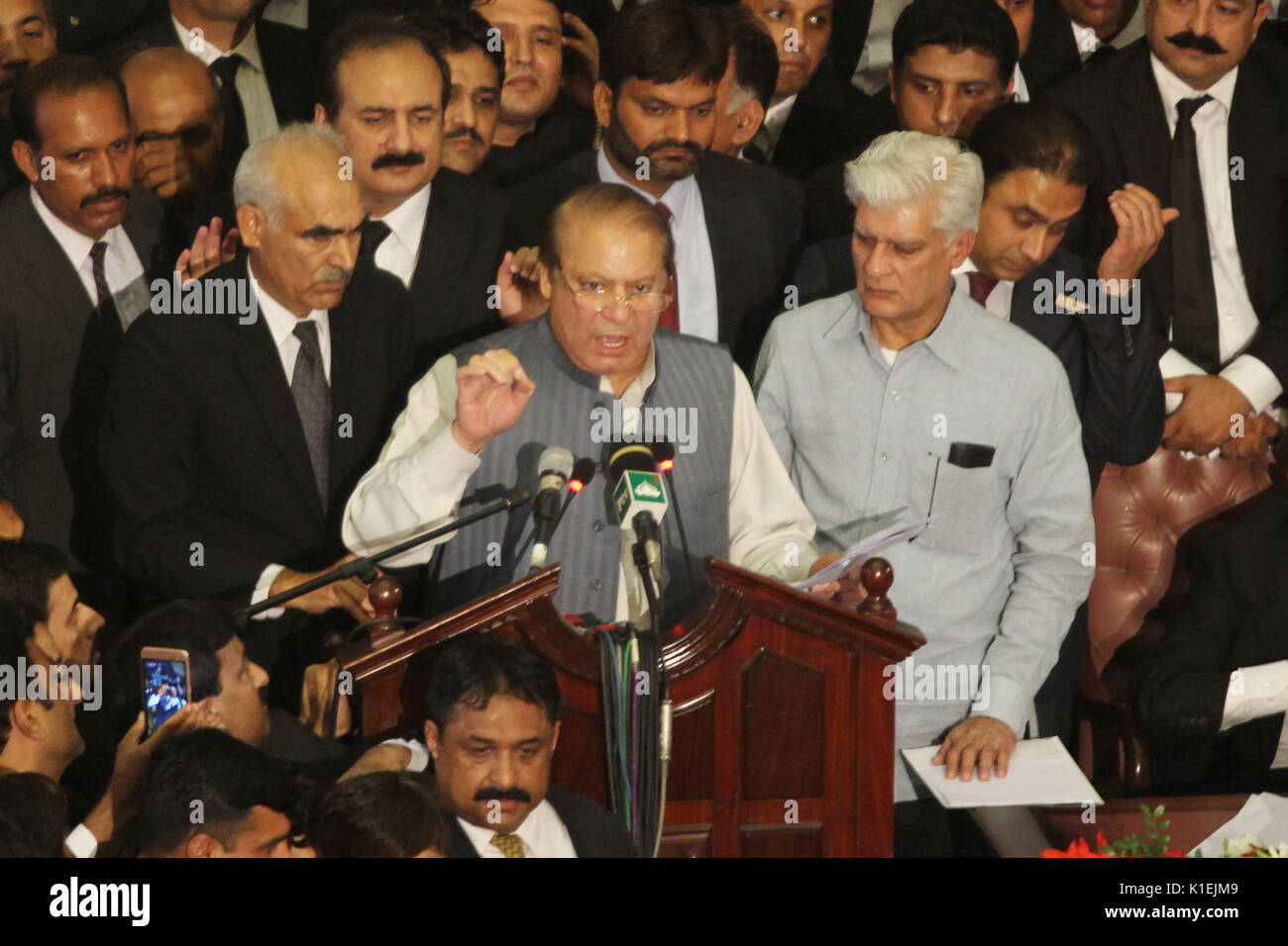 L'ancien Premier Ministre pakistanais Mian Mohammad Nawaz Sharif s'attaquer au cours de la Convention à tous les avocats du Pakistan à l'Awan e-Iqbal à Lahore. (Photo par Rana Sajid Hussain/Pacific Press) Banque D'Images