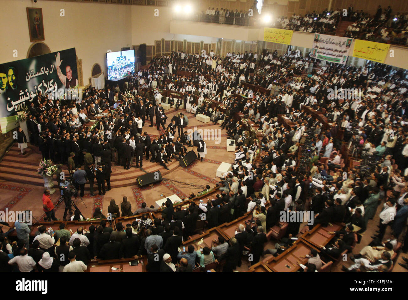 L'ancien Premier Ministre pakistanais Mian Mohammad Nawaz Sharif s'attaquer au cours de la Convention à tous les avocats du Pakistan à l'Awan e-Iqbal à Lahore. (Photo par Rana Sajid Hussain/Pacific Press) Banque D'Images