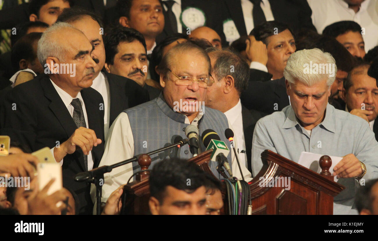 L'ancien Premier Ministre pakistanais Mian Mohammad Nawaz Sharif s'attaquer au cours de la Convention à tous les avocats du Pakistan à l'Awan e-Iqbal à Lahore. (Photo par Rana Sajid Hussain/Pacific Press) Banque D'Images