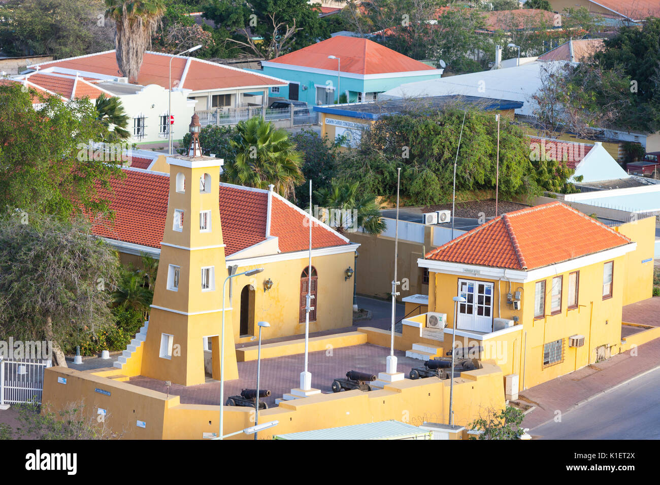 Kralendijk, Bonaire, Antilles néerlandaises sous le vent. Phare, construit en 1932. Canons du Fort néerlandais. Banque D'Images