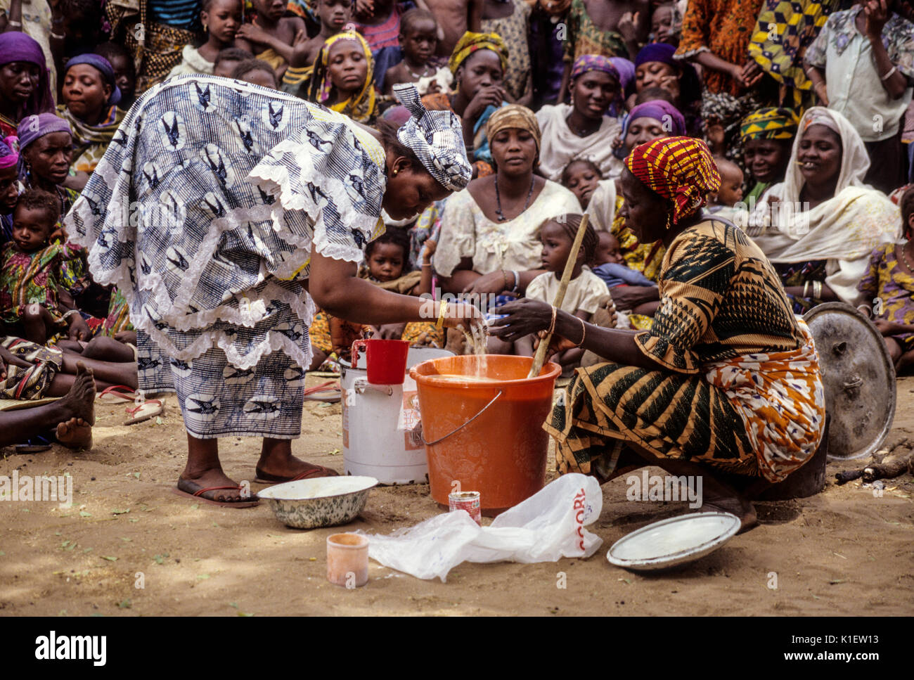 Le Niger, Ouna Village, Afrique de l'Ouest. Démonstration de fabrication de savon. (Zarma Djerma) groupe tribal. Banque D'Images