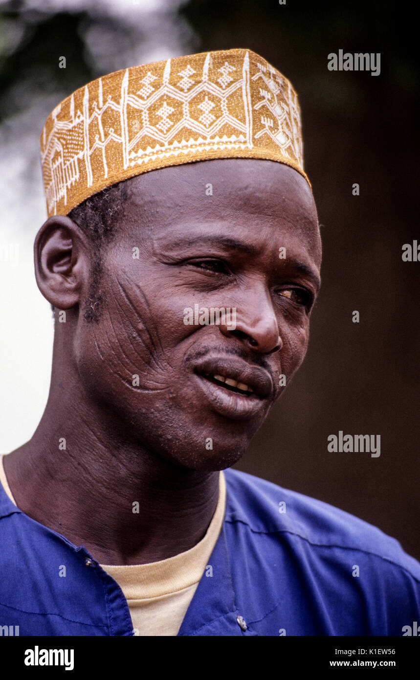 Le Niger, Afrique de l'Ouest. La scarification du visage avec l'Homme le haoussa. Banque D'Images
