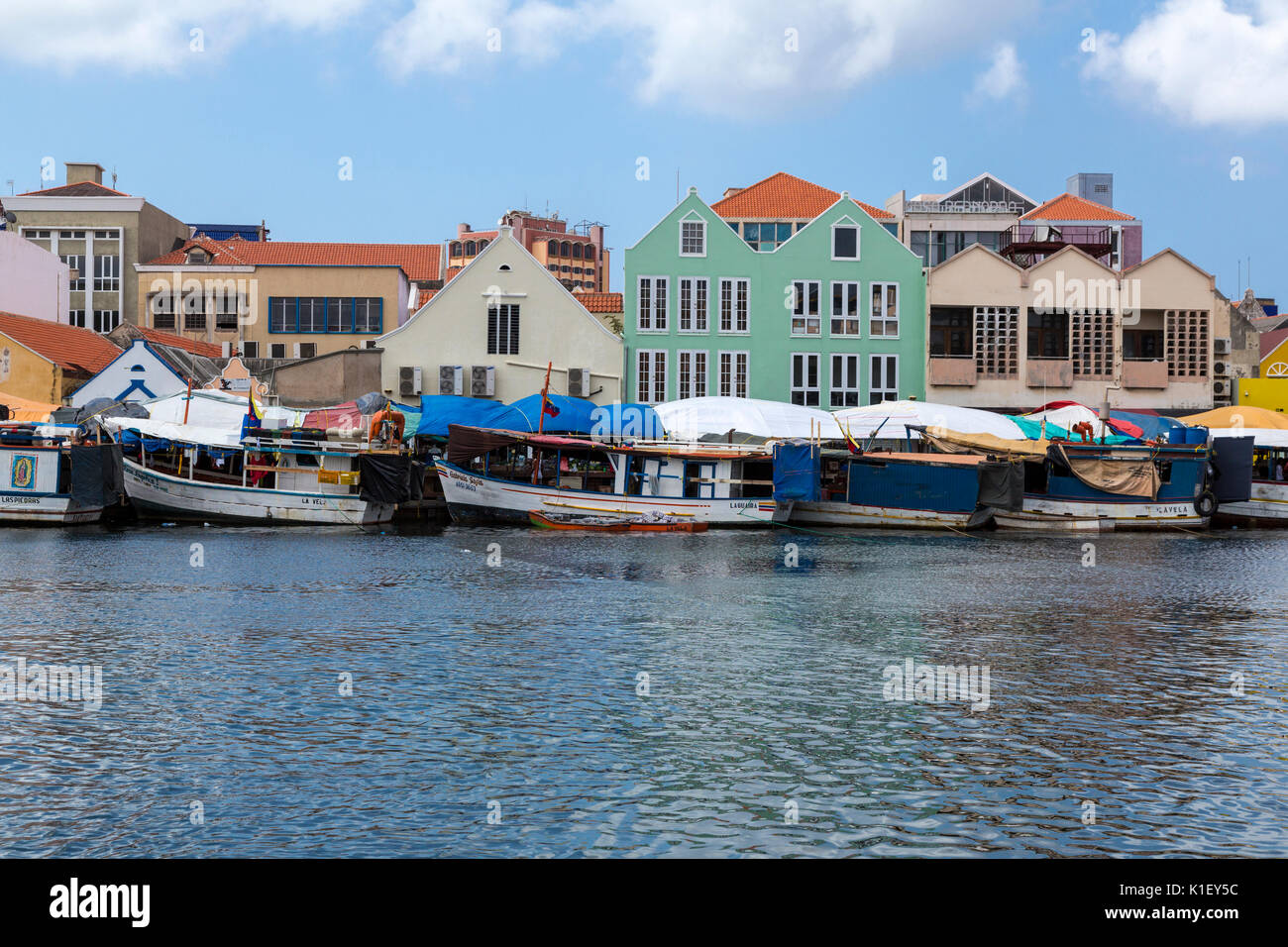 Willemstad, Curaçao, Petites Antilles. Bateaux alignés au marché flottant. Banque D'Images