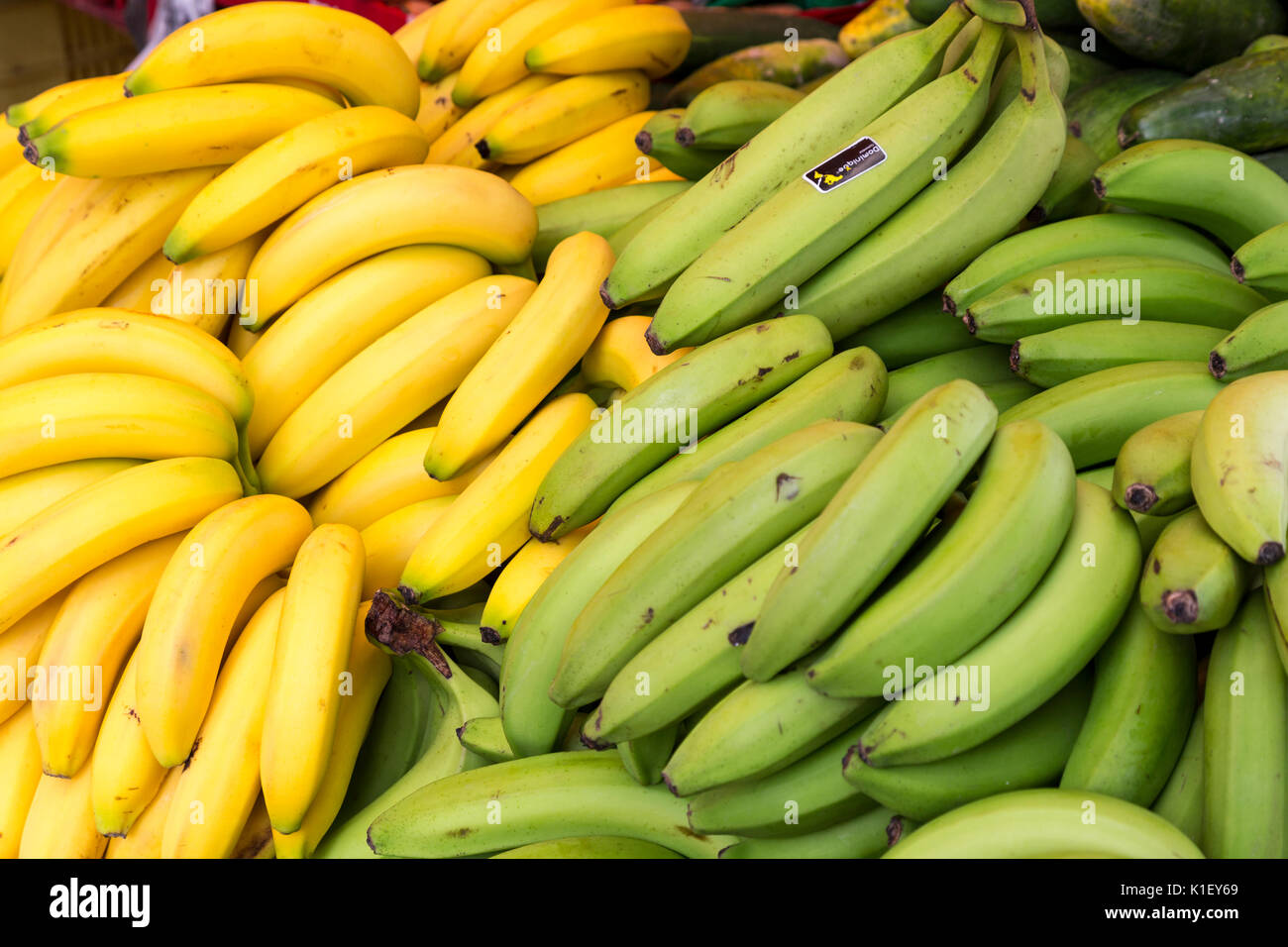 Willemstad, Curaçao, Petites Antilles. Les bananes en vente dans le marché flottant. Banque D'Images