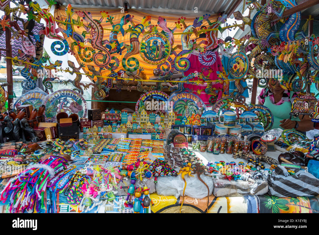Willemstad, Curaçao, Petites Antilles. Stand de souvenirs dans le marché. Banque D'Images