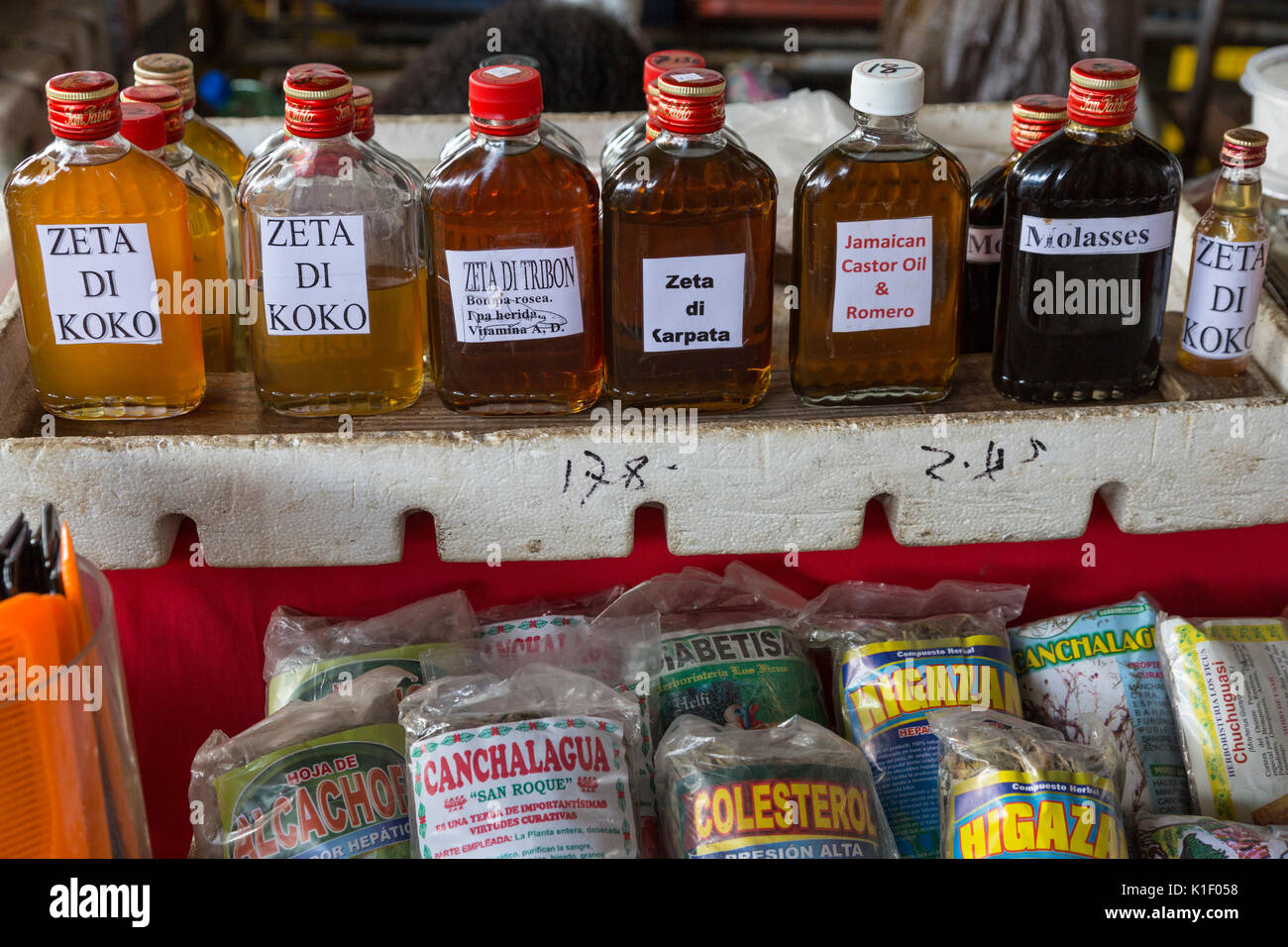 Willemstad, Curaçao, Petites Antilles. Huiles essentielles et les plantes médicinales pour la vente, le marché central. Banque D'Images
