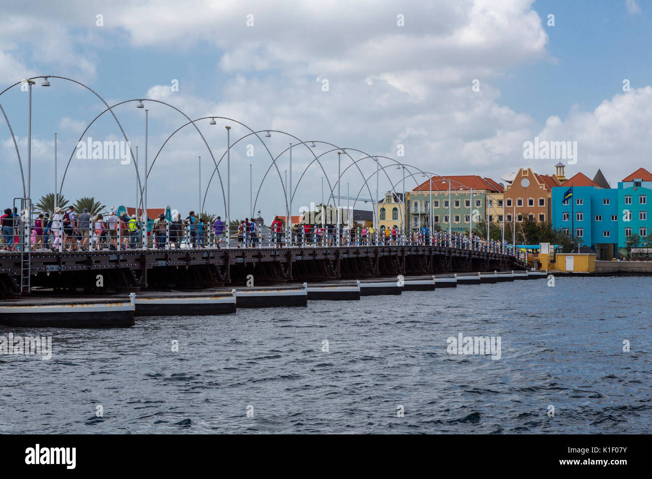 Willemstad, Curaçao, Petites Antilles. La reine Emma Pontoon Bridge. Banque D'Images