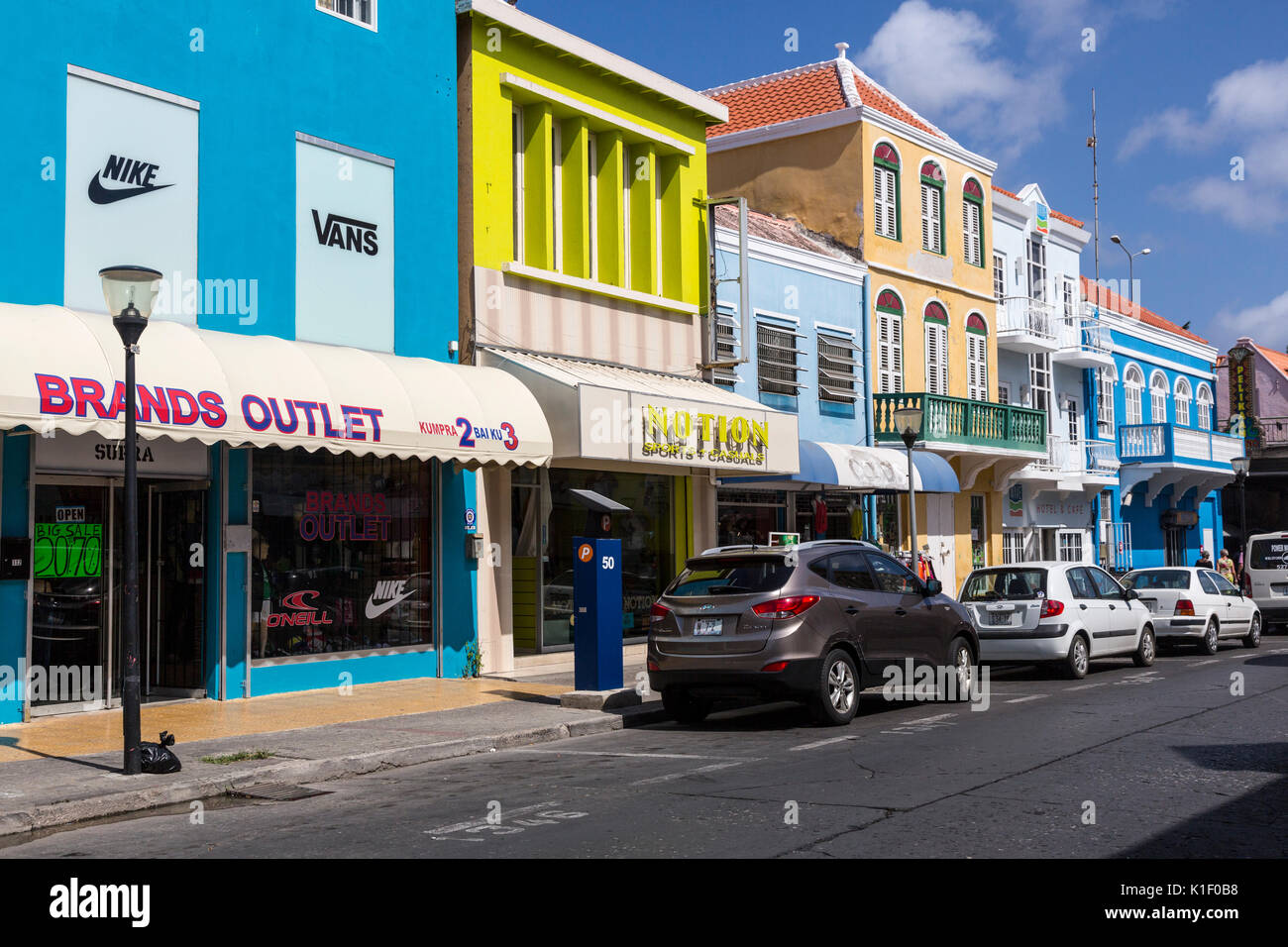 Willemstad, Curaçao, Petites Antilles. Scène de rue Breedestraat, payer le parking à énergie solaire. Banque D'Images