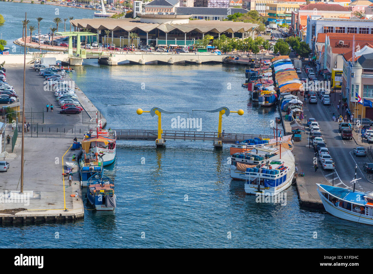 Willemstad, Curaçao, Petites Antilles. Waaigat Lagoon (Bay), zone de marché flottant sur le bon côté du lagon. Marché Central couvert dans la zone de Centre Banque D'Images