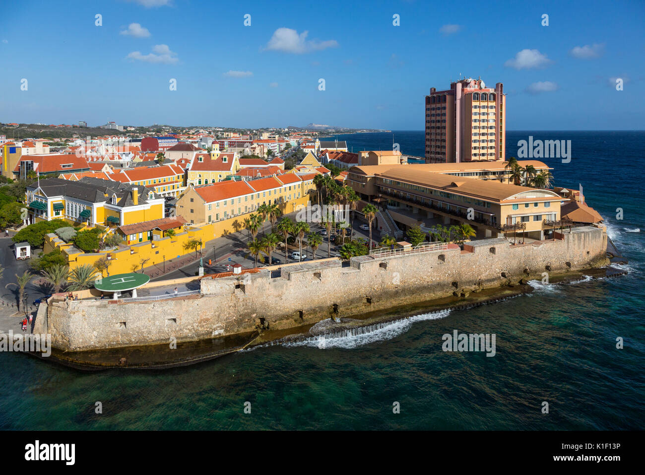 Willemstad, Curaçao, Petites Antilles. Ft. Amsterdam, Garde Entrée de Sint Anna Bay. Palais du Gouverneur sur la gauche. Banque D'Images