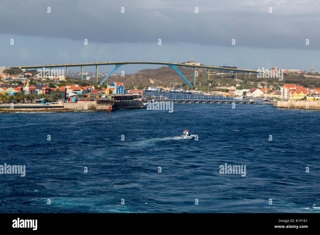 Willemstad, Curaçao, Petites Antilles. Entrée de Sint Anna Bay. Pont de la reine Juliana en arrière-plan, la reine Emma Pontoon Bridge à l'entrée de la baie. Banque D'Images