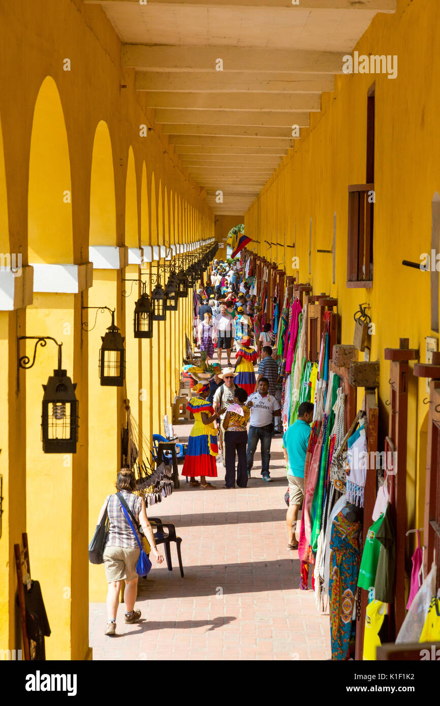 Carthagène, Colombie. Las Bovedas (Les donjons), les boutiques de l'artisanat, tissus, et autres souvenirs pour les touristes. Banque D'Images