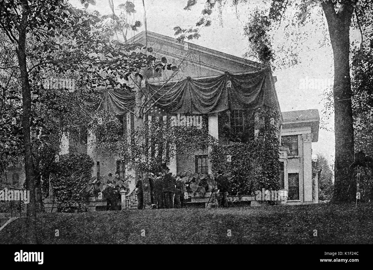 Ansley Wilcox residence, décoré avec des bannières et le drapeau américain, où le président Theodore Roosevelt a son serment d'office, Buffalo, New York, le 14 septembre 1901. Banque D'Images