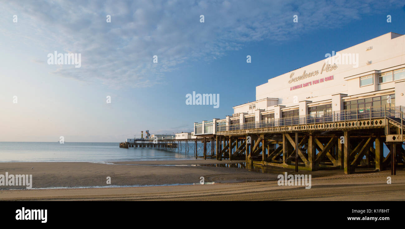 BOURNMOUTH, UK - 22 août 2017 : Jetée de Sandown à l'aube sur l'île de Wight Banque D'Images