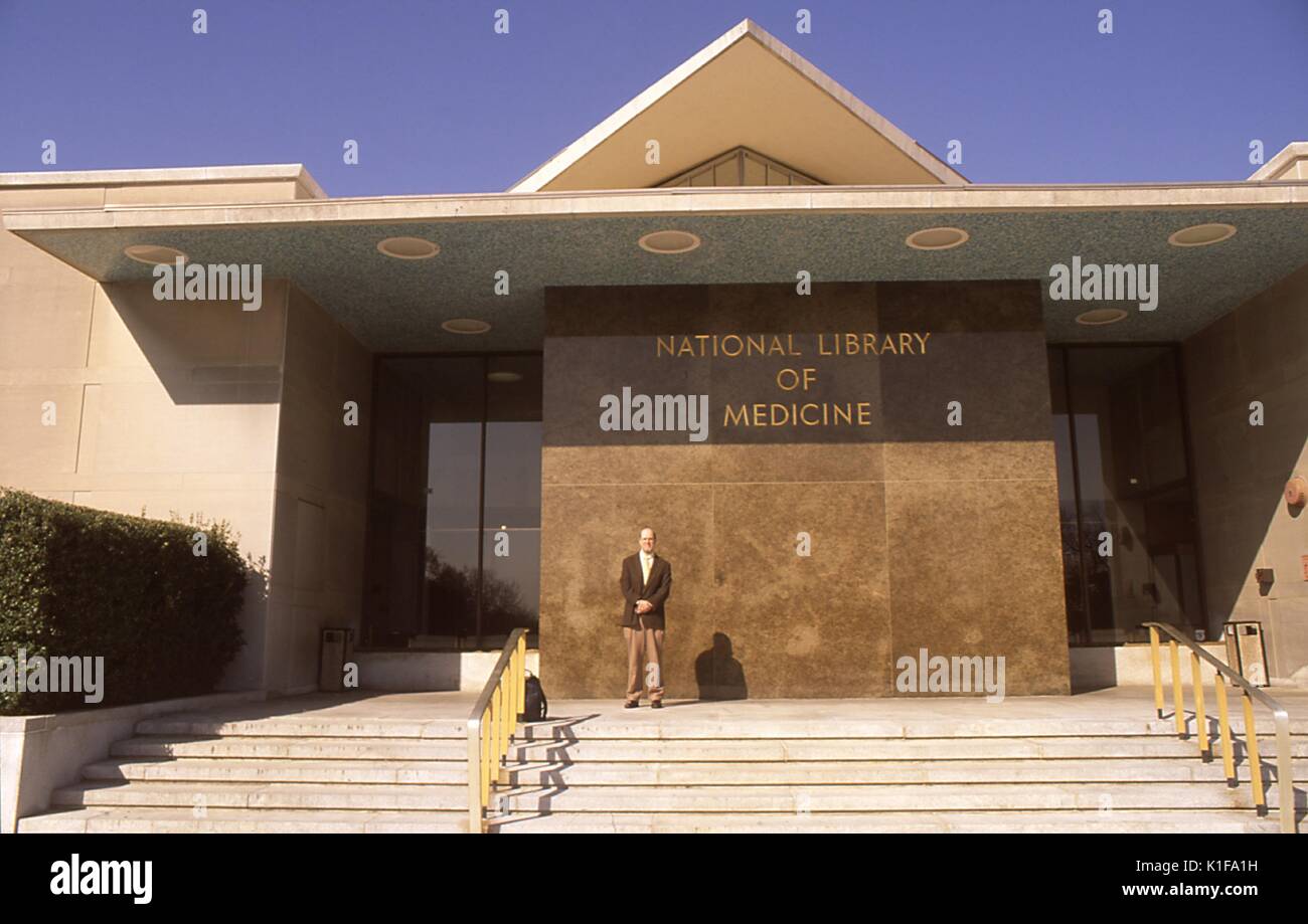 1999 Cette photographie dépeint M Barry Rhodes, PhD, lors d'une visite à la National Library of Medicine (NLM), situé sur le campus de l'Institut National de la santé à Bethesda, Maryland, comme il se tenait à l'extérieur de l'établissement c'est le plus grand du monde des bibliothèques médicales, la collecte de matériaux, et de fournir des services d'information et de recherche dans tous les domaines de la biomédecine et de la santé  <p >La NLM MedlinePlus ?s ? Base de données en ligne, peut aider les consommateurs à trouver des informations sur des sujets de santé de toutes sortes, y compris des maladies, bien-être, les hôpitaux, les médecins, et les produits pharmaceutiques NLM coordonne également la Na Banque D'Images